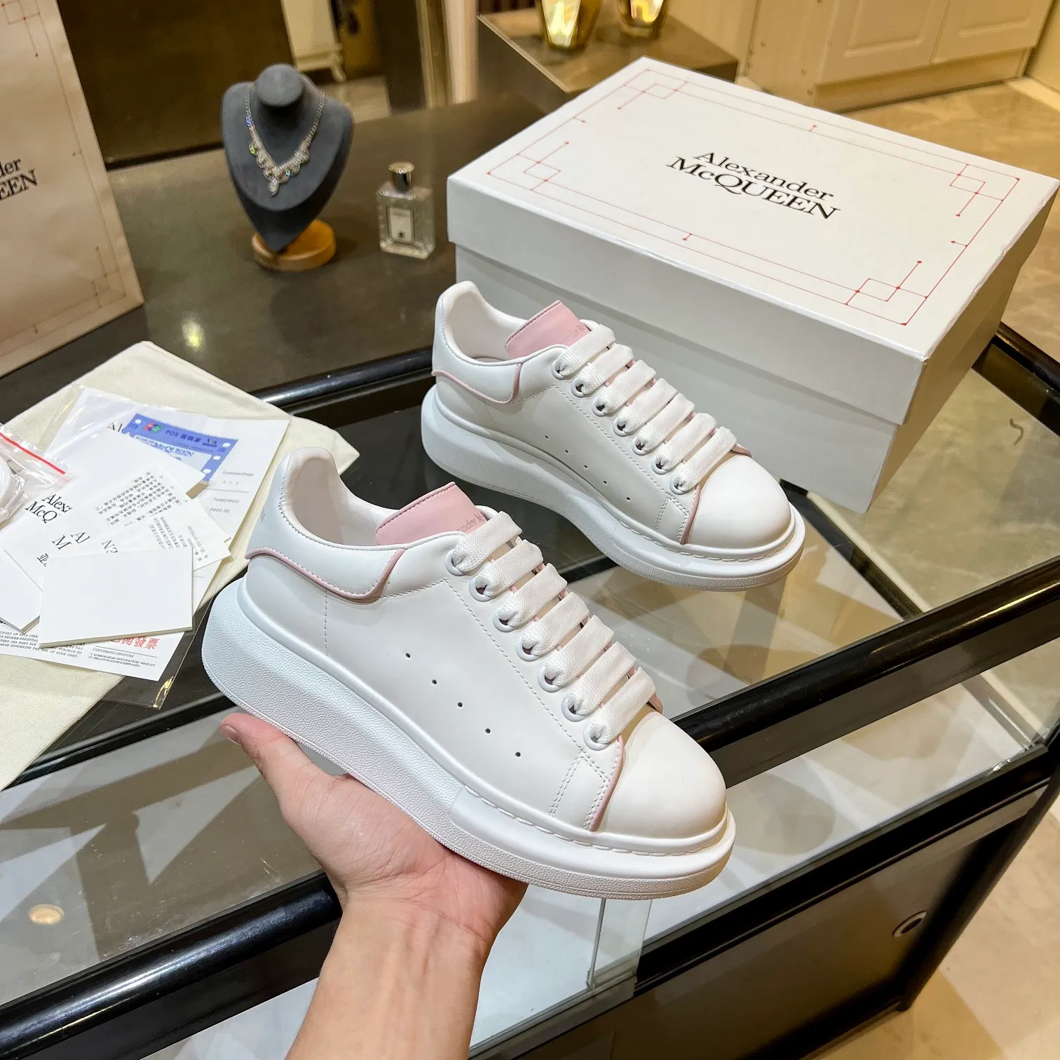 👟👟Ex-factory price 480👟👟 Men's size +10 High-quality upgraded version🔥Real shot of Alexander McQUEEN (McQueen)🎉The highest quality silk cowhide version on the market🎊, imported water-dyed sheepskin inside, counter 1:1 replica, star style T stage catwalk, a must-have for fashionistas , the original high-temperature and ultra-clear air compressor logo on the foot, absolutely counter-matched version, the arc of the back bag is truly genuine 0⃣️ difference, using an exclusive privately molded double-layer vacuum outsole, which is light on the foot and has excellent rebound! Running🏃✈️The first choice item for outdoor sports💅💅Trend and fashion coexist📣 Women’s style: 35-39, Men’s style: 39-44